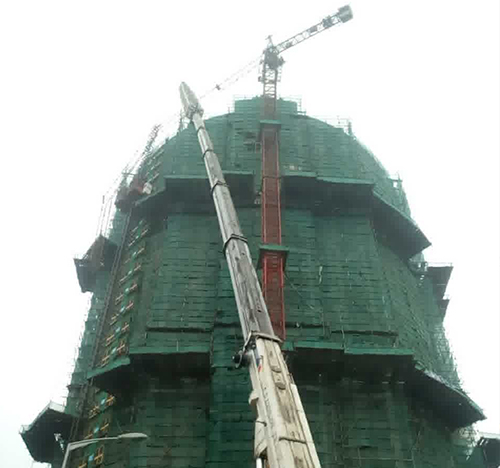 佳木斯市吊车在工地上作业